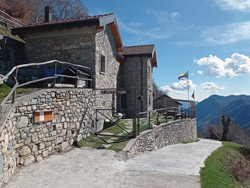Le Casette di Laila (1150 m) - Colonno | Wanderung von Pigra zum Monte Costone