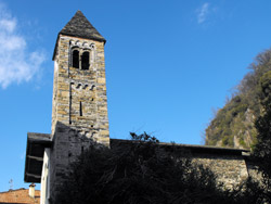 Die Kirche Santi Quirico e Giulitta aus Dervio