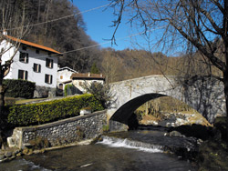 Nogara-Brücke (380 m) - Grandola ed Uniti | Wanderung von Menaggio zur Rogolone-Eiche