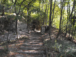 Bergpfad zum Nairola-Stein von Blevio