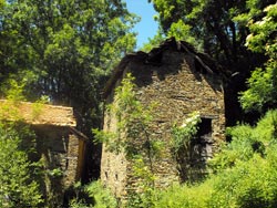 Ruinen der alten Camaggiore (1072 m) | Rundwanderung von Dervio zur Camaggiore-Alm