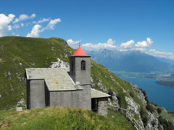 Kirche San Bernardo (1095 m) - Dongo | Rundweg von Dongo zum das Sasso di Musso